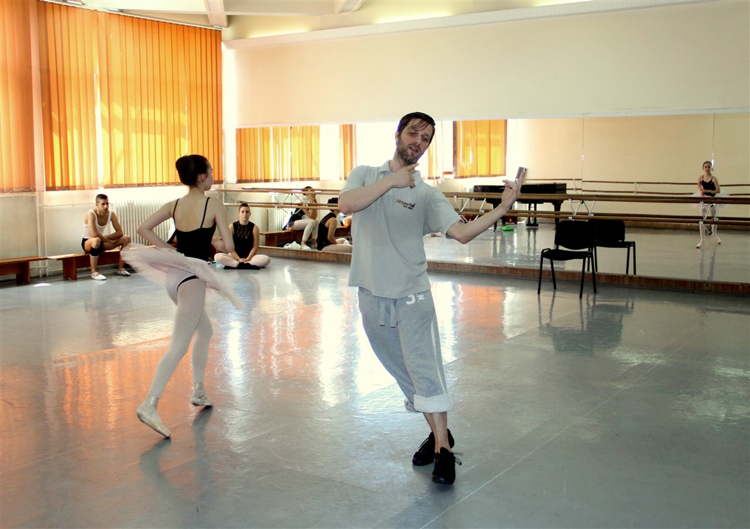 Boris Nebyla, în timpul cursurilor Masterclasses Cluj 2015 inițiate de Fundația „Simona Noja” la Liceul de Coregrafie din Cluj, a doua ediție/Foto arhivă 2015: Dan Bodea