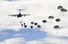 Duzina de ghinioniști. 12 parașutiști americani s-au rănit ușor la Câmpia Turzii