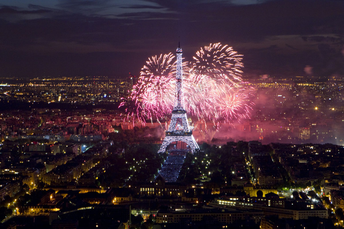 French holiday. День взятия Бастилии во Франции. День взятия Бастилии, Париж (Франция). День взятия Бастилии во Франции праздник. Праздничная Франция.