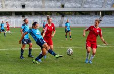 Cristina Carp (foto, șutează) a marcat unicul gol în victoria Olimpiei în primul meci din grupa 2 a Ligii Campionilor / Foto: Dan Bodea
