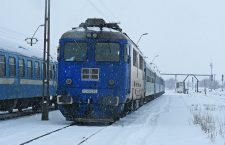 Autoturism lovit de tren la Dezmir. O femeie a fost rănită