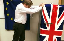 : „Putem să trecem la faza următoare a negocierilor, dar vă rog să observați că frigiderul meu nu a ieșit încă pe ușă. Înainte să putem facem asta, trebuie să inserăm toate garanțiile pentru drepturile cetățenilor pe care le-am obținut acum, în acordul de retragere”, a scris negociatorul-șef al Parlamentului European, Guy Verhofstad pe contul său de Facebook. | Foto: facebook.com/GuyVerhofstadt