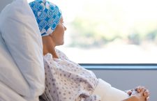 Tinerii adulți bolnavi de cancer se pierd în sistemul de sănătate din cauza unei limitări legislative