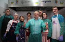 Primarul Emil Boc alături de echipa „O masă caldă” și voluntarii zilei | Foto: Dan Bodea