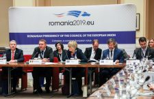 Ministrul delegat pentru Afaceri Europene, George Ciamba (stânga), va fi unul din principalii „jucători” ai Europei în următorul semestru | Foto: MAE