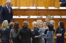 Premierul desemnat, Viorica Dancila (C) si presedintele camerei Deputatilor, Liviu Dragnea (stanga, sus) se fotografiaza in mijlocul mai multor membre ale Partidului Social Democrat (PSD), la finalul sesiunii extraordinare dedicata votului de investitura a  guvernului, luni 29 ianuarie 2018, la Palatul Parlamentului. ANDREEA ALEXANDRU / MEDIAFAX FOTO