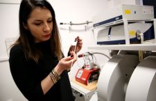 Cercetătoarea Alida Timar-Gabor ține în mână o mostră prelucrată de loess, înainte de a o introduce în spectrometrul de rezonanță electronică de spin | Foto: Dan Bodea