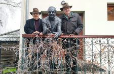Indrei (stânga imaginii) și Nicoale (dreapta), flancând statuia tatălui lor, în curtea Centrului Rațiu pentru Democrație din Turda | Foto: Bogdan Stanciu