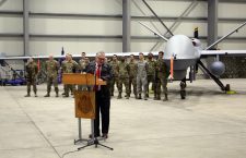 Ambasadorul Adrian Zuckerman, cu drona MQ-9 Reaper și soldații care o deservesc, în fundal | Foto: Dan Bodea