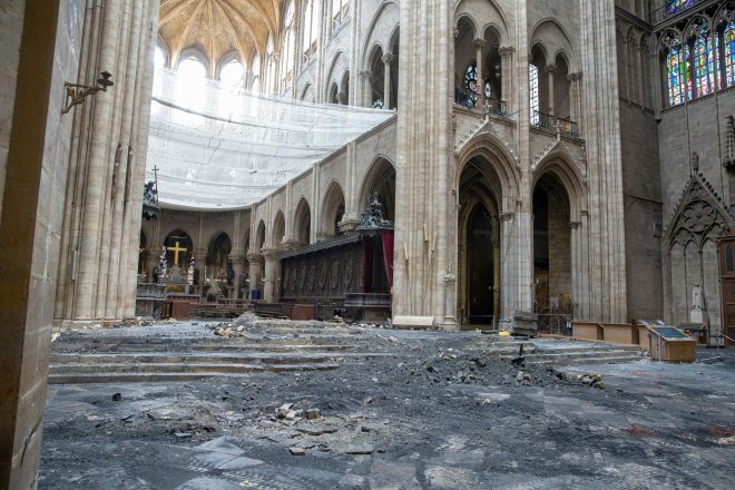 La cathédrale Notre-Dame de Paris, en France. Images prises en juin/juillet 2019 des dommages causés à la cathédrale Notre-Dame, suite à l''incendie du 15 avril 2019. Paris, rives de la Seine