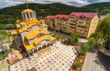 FOTO Curtea unei biserici din județul Cluj, marcată pentru distanțare socială