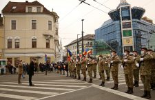 FOTO | În ciuda restricțiilor, zeci de clujeni au asistat la ceremoniile de Ziua Națională