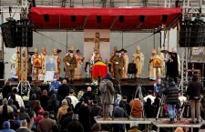 FOTO | PS Florentin, Episcopul greco-catolic de Cluj-Gherla, a fost înmormântat astăzi la Cluj. Aproape o mie de persoane au asistat la funeralii