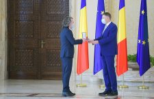 Ștefan Teișanu, co-fondator al Centrului Cultural Clujean primind distincția din partea președintelui Iohannis/Foto: Administrația Prezidențială