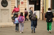 Aproape 600 de infectări cu Covid în școlile și grădinițele din Cluj. 7.000 de elevi și copii sunt deja trecuți în învățământul online