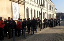 „Ziua Porților Deschise” la Biblioteca Batthyaneum din Alba Iulia. Sute de oameni au așteptat în frig să poată vizita „comoara”