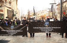 FOTO | Protest al polițiștilor clujeni în fața Prefecturii: ”Nu mai dorim să fim discriminați!”