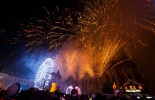 La mulți ani, Cluj-Napoca! La mulți ani, România! Peste 15.000 oameni au sărbătorit trecerea dintre ani în Piața Unirii, cu șampanie, concerte și spectacol de artificii