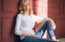 Cele mai bune 6 croieli de blugi pentru femei peste 40 de ani
