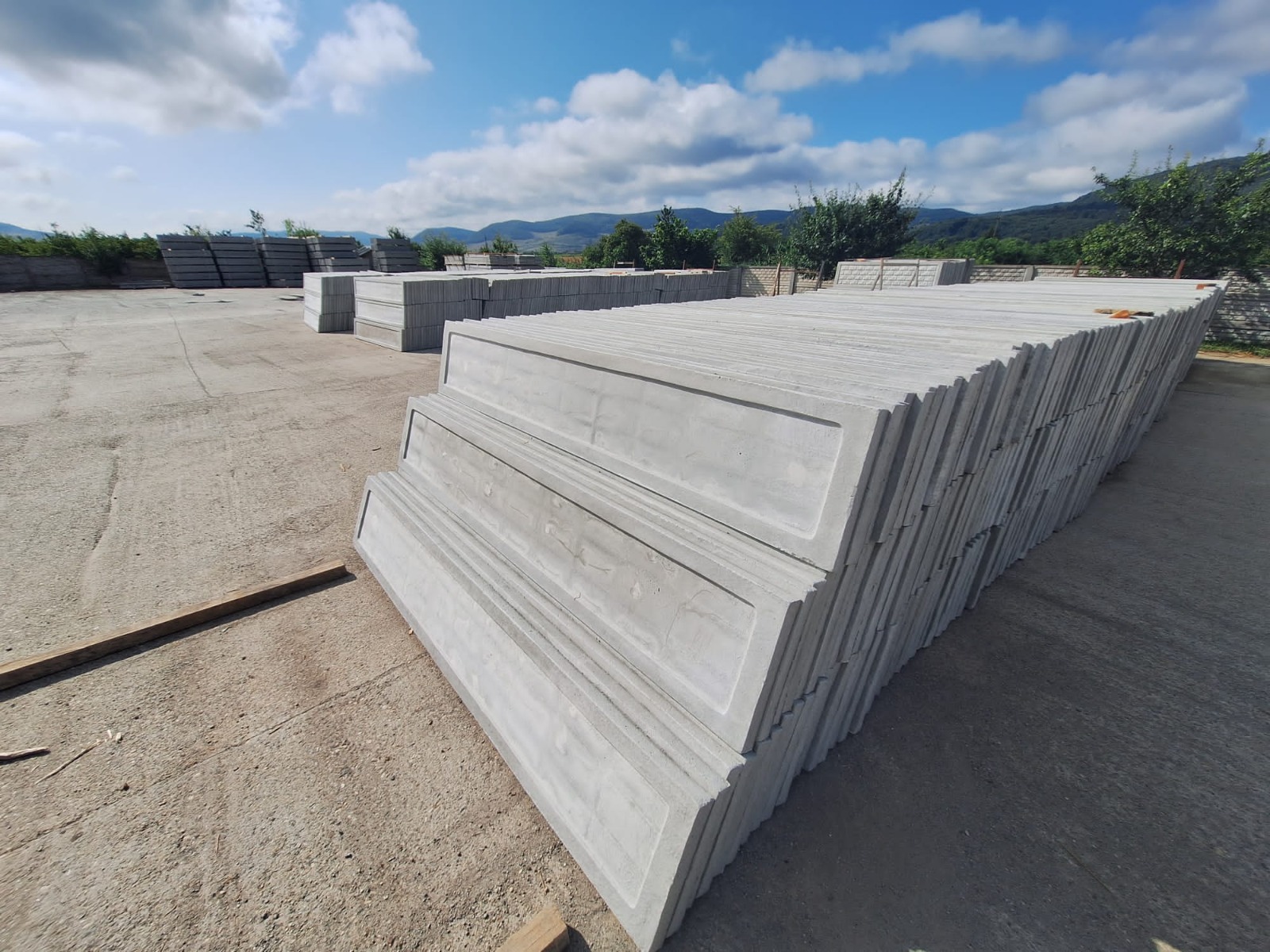 Gardul pus înainte de îngheț: de ce toamna e momentul pentru plăci de gard din beton